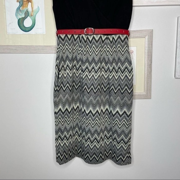 MODCLOTH Black & Gray Chevron Print V Neck Belted Dress Size Extra Small - Picture 3 of 10